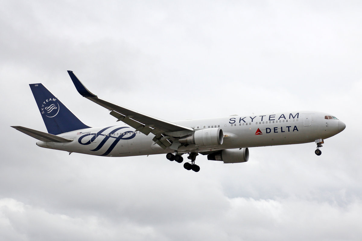 Delta Air Lines, N175DZ, Boeing 767-332ER, 01.Juli 2016, LHR London Heathrow, United Kingdom.