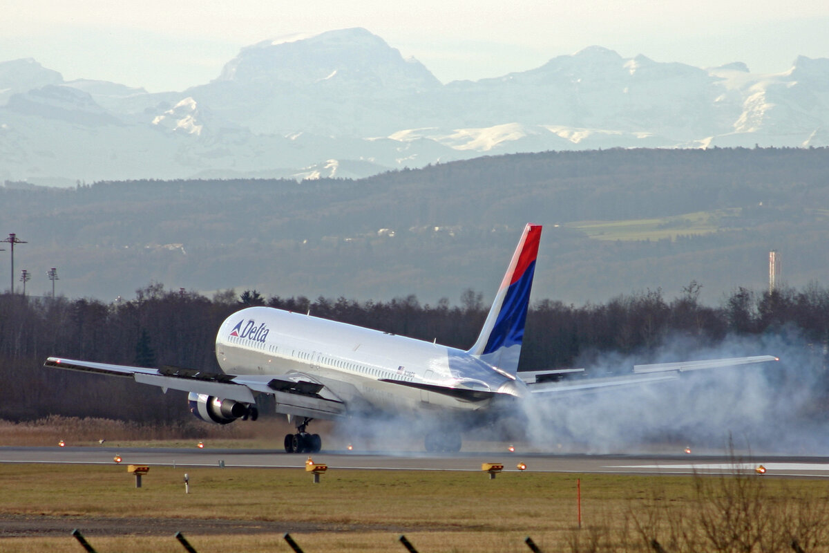 Delta Air Lines, N199DN, Boeing 767-322ER, msn: 28456/690, 27.März 2006, ZRH Zürich, Switzerland.