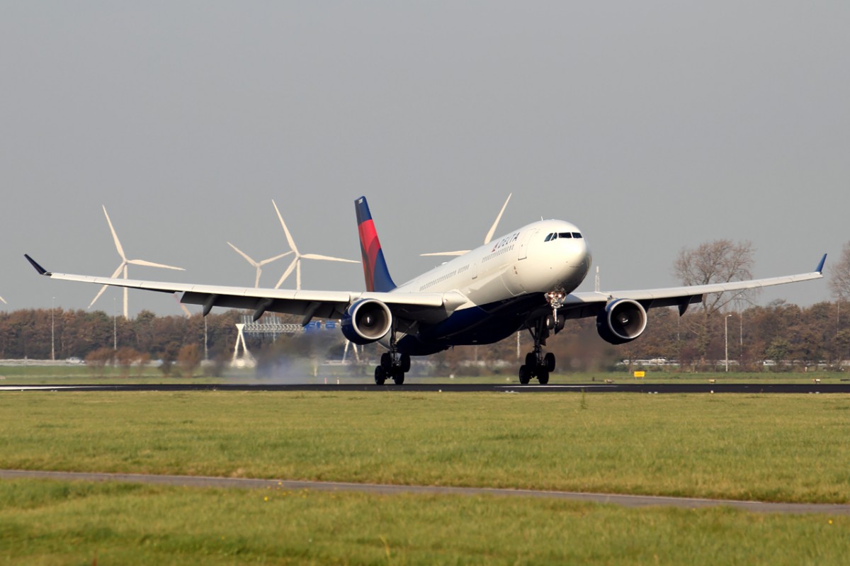Delta Air Lines N805NW bei der Landung in Amsterdam 1.11.2014