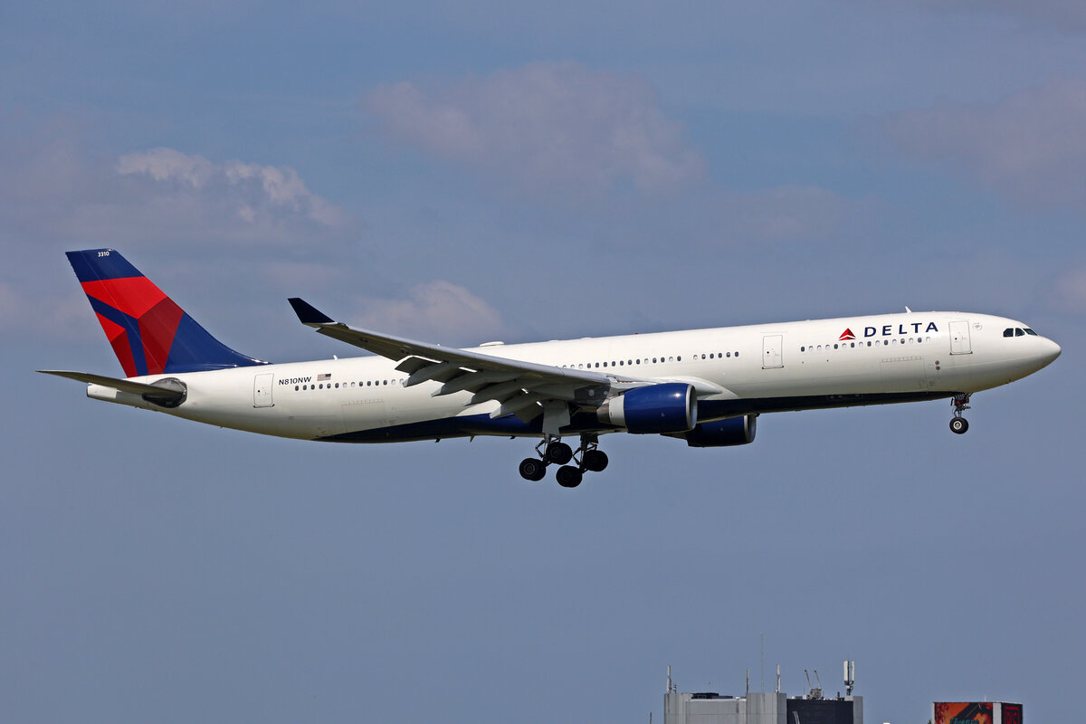 Delta Air Lines, N810NW, Airbus A330-323X, msn: 674, 19.Mai 2023, AMS Amsterdam, Netherlands.