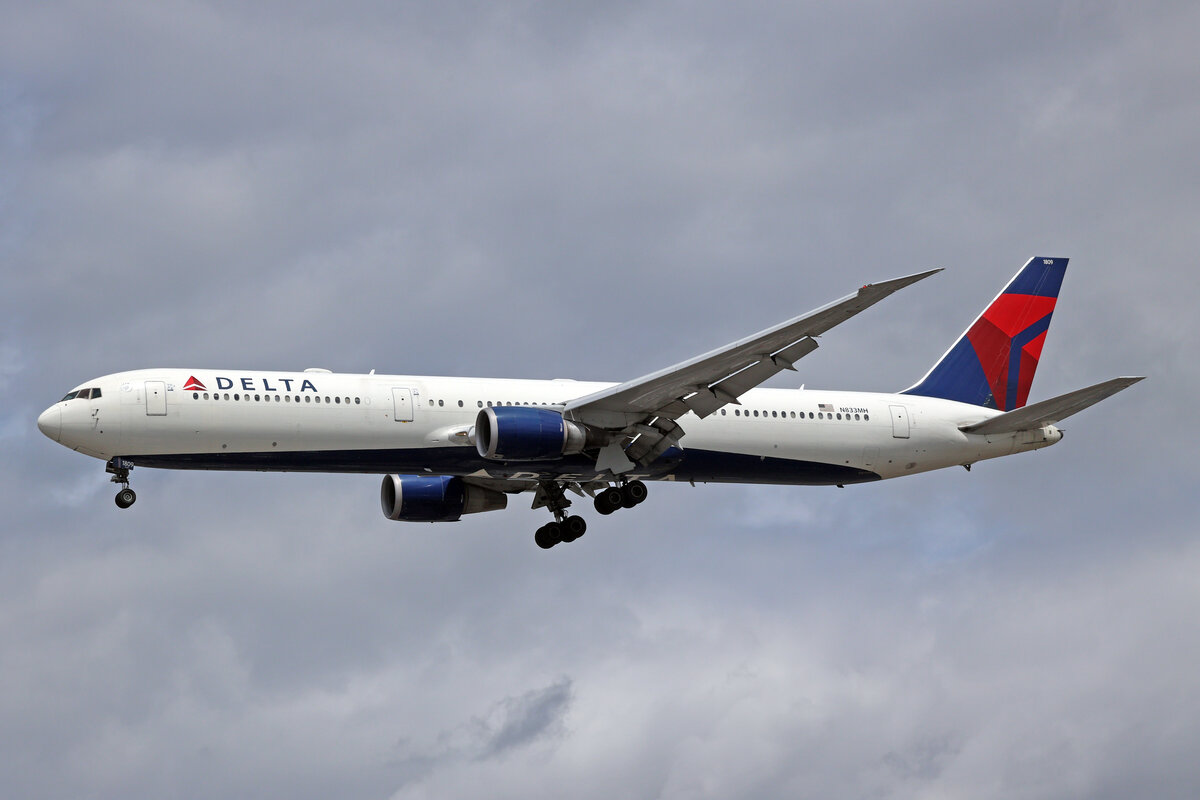 Delta Air Lines, N833MH, Boeing B767-432ER, msn: 29706/810, 03.Juli 2023, LHR London Heathrow, United Kingdom.