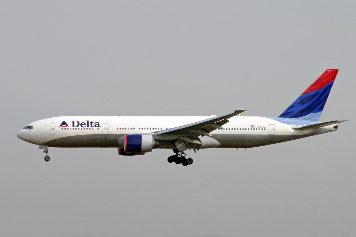 Delta Air Lines, N866DA, Boeing 777-232ER, msn: 29738/261, 20.Mai 2005, FRA Frankfurt, Germany.