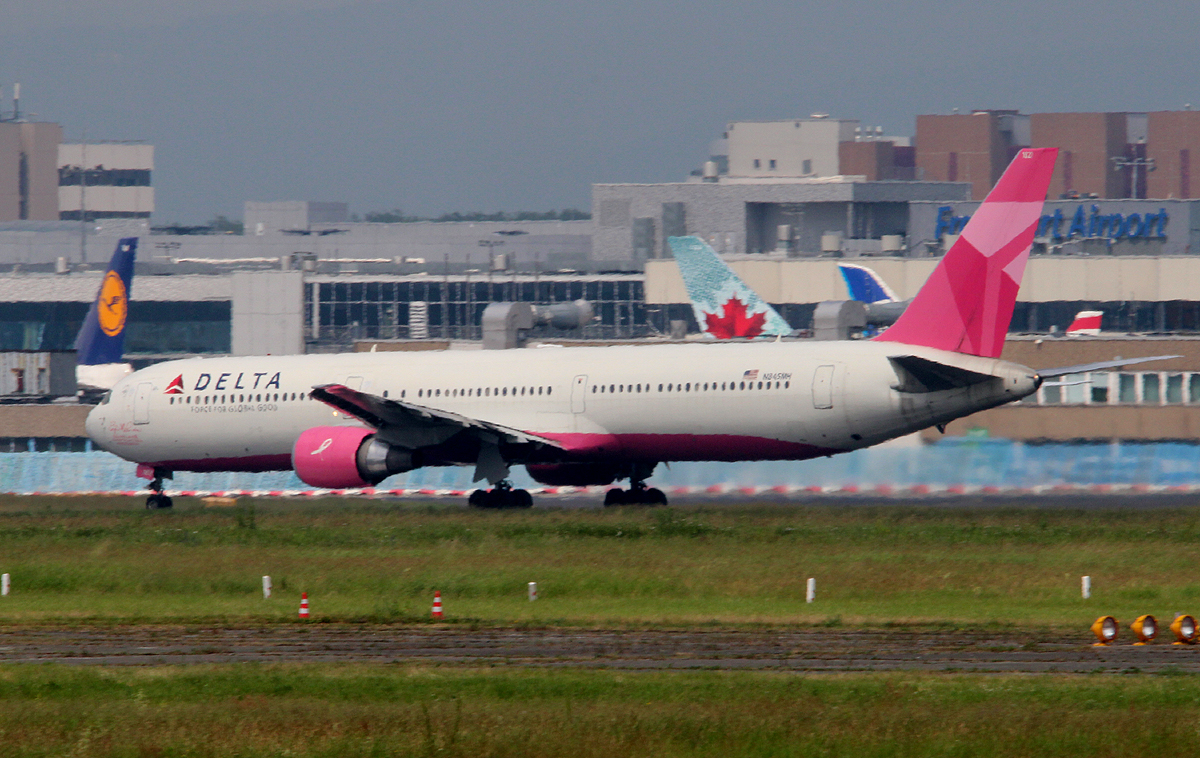 Delta Airlines B 767-432(ER) N845MH beim Start in Frankfurt am 11.06.2013
