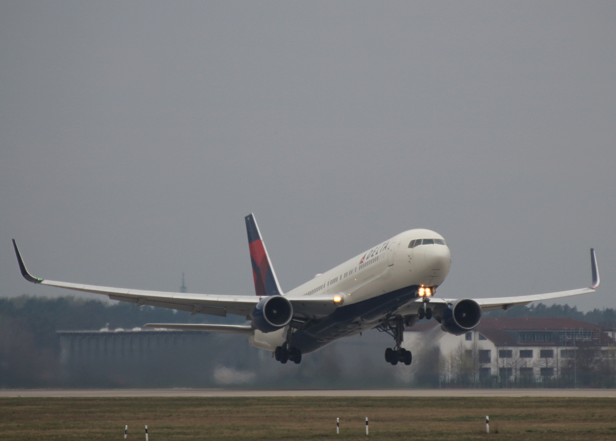 Delta Airlines, Boeing B 767-332(ER), N193DN, BER, 12.04.2026
