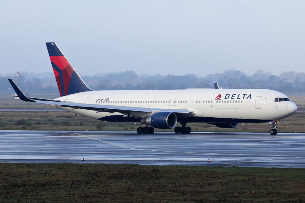 Delta Airlines N176DN rollt zum Start in Düsseldorf 26.12.2014