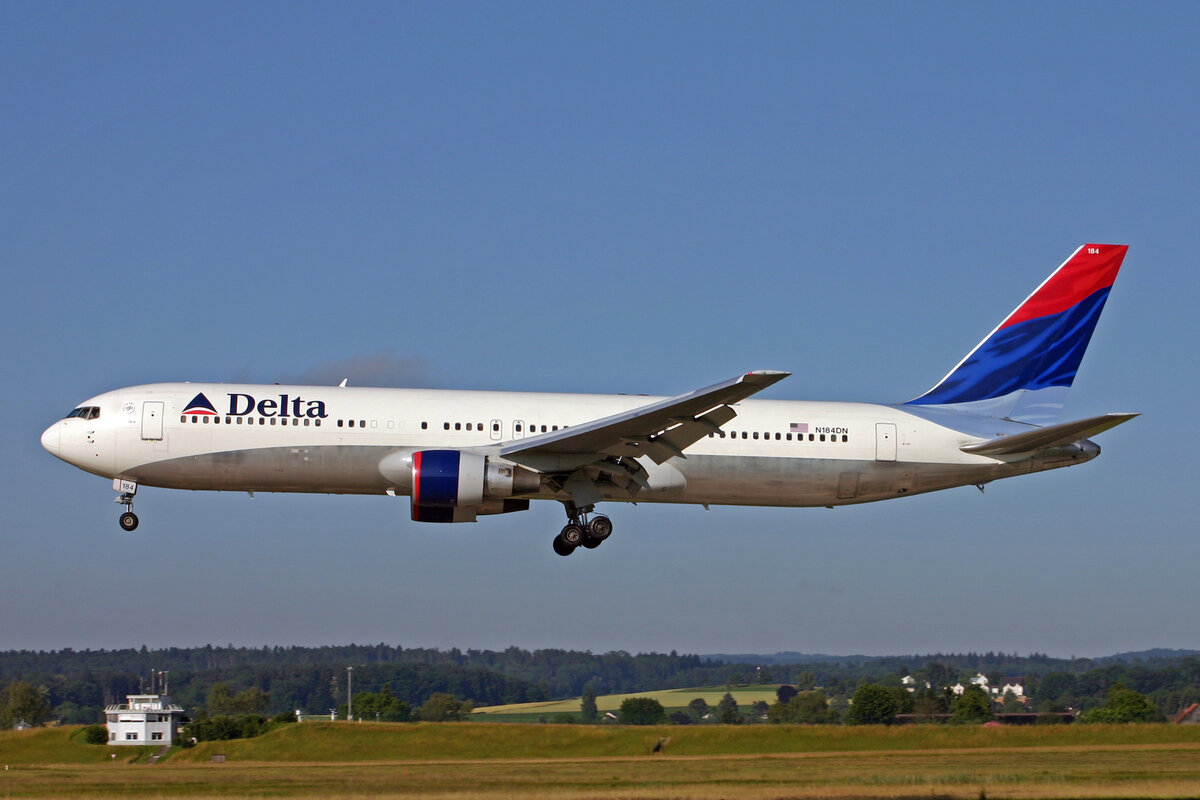 Delta Airlines, N184DN, Boeing 767-332ER, msn: 27111/496, 19.Juni 2007, ZRH Zürich, Switzerland.