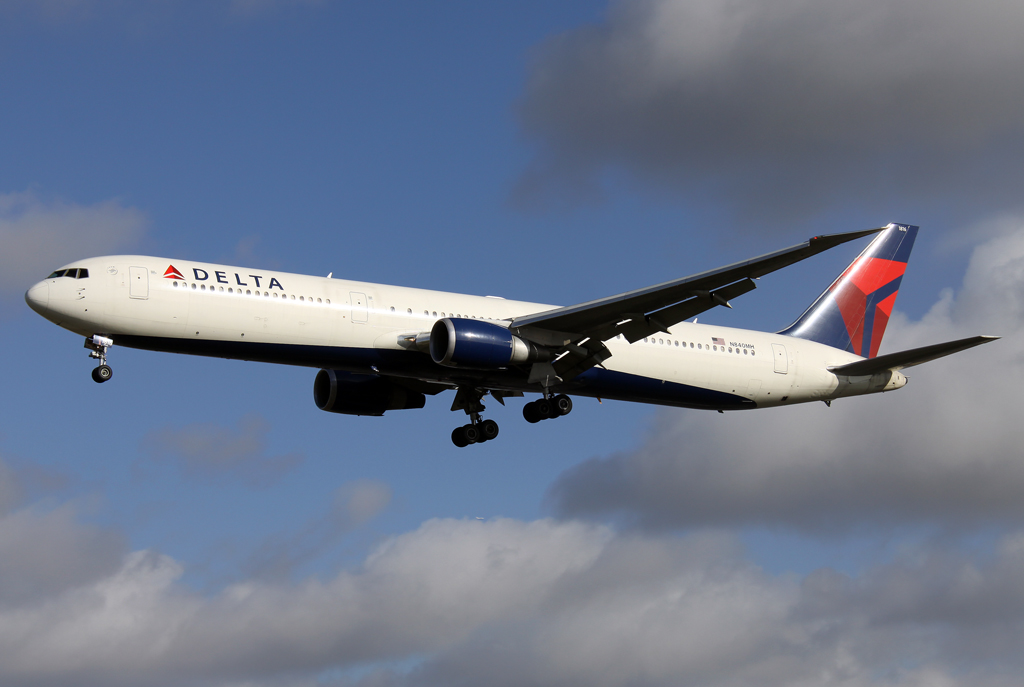 Delta B767-400 N840MH im Anflug auf 27L in LHR / EGLL / London Heathrow am 22.02.2014
