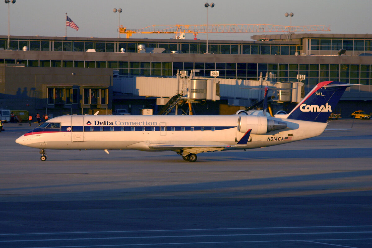 Delta Connection (Comair), N814CA, Bombardier CRJ-100, msn: 7387, 24.Dezember 2006, IAD Washington Dulles, USA.