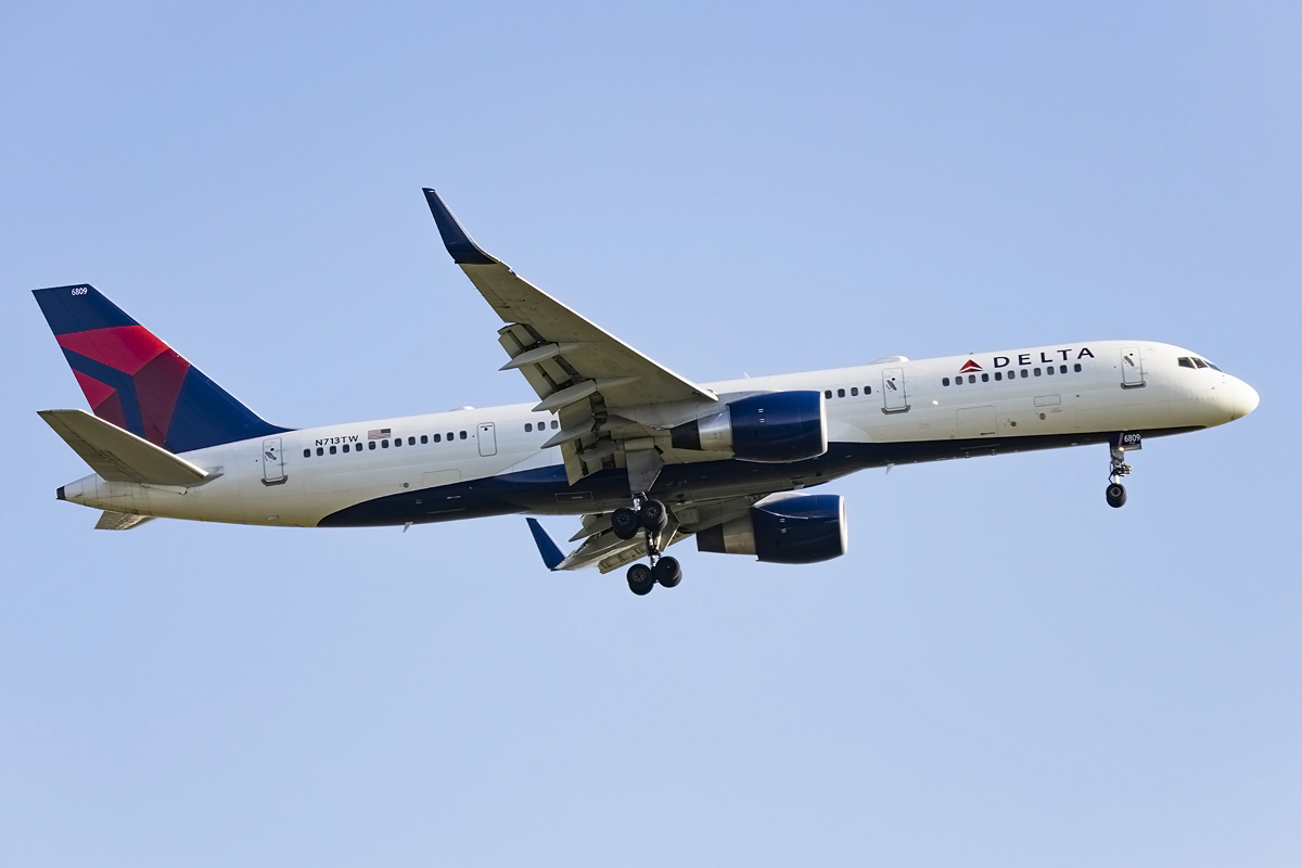 Delta, N713TW, Boeing, B757-2Q8-ET, 08.05.2016, CDG, Paris, France





