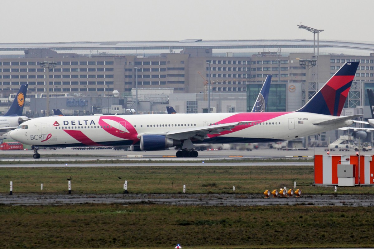 Delta N845MH rollt zum Start in Frankfurt 19.12.2015