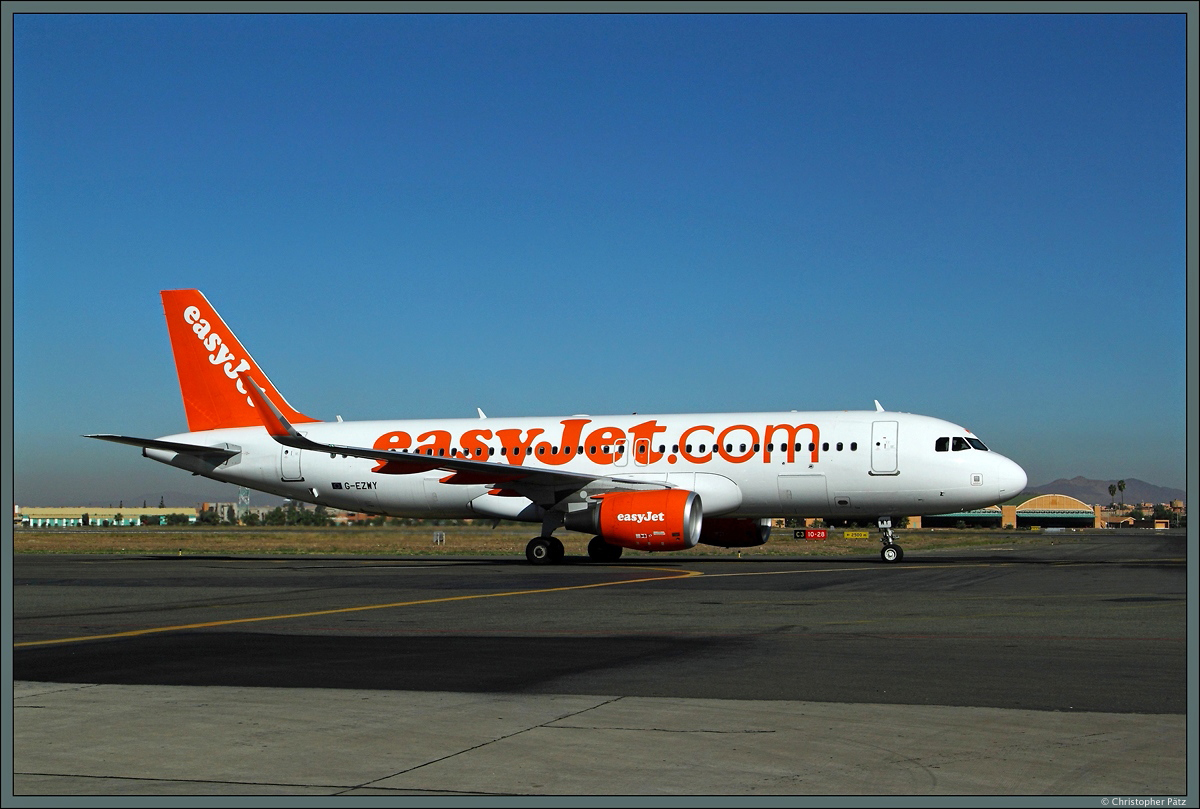 Der A320-200 G-EZWY von EasyJet ist am 25.11.2015 auf dem Flughafen Marrakesch-Menara gelandet und rollt zum Terminal.