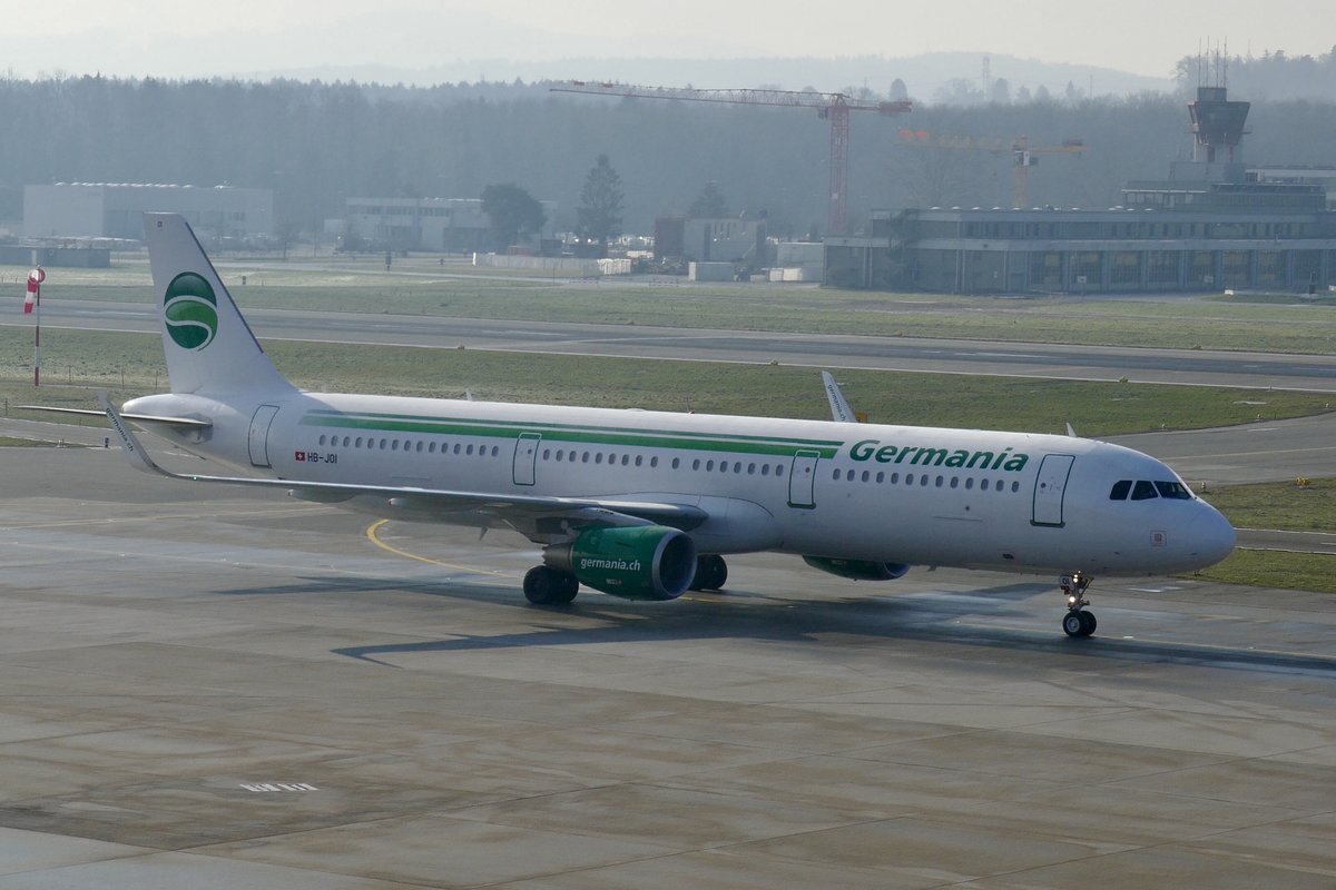 Der A321-211 HB-JOI der Germania Schweiz rollt am 19.1.19 in Zürich zur Startpiste.