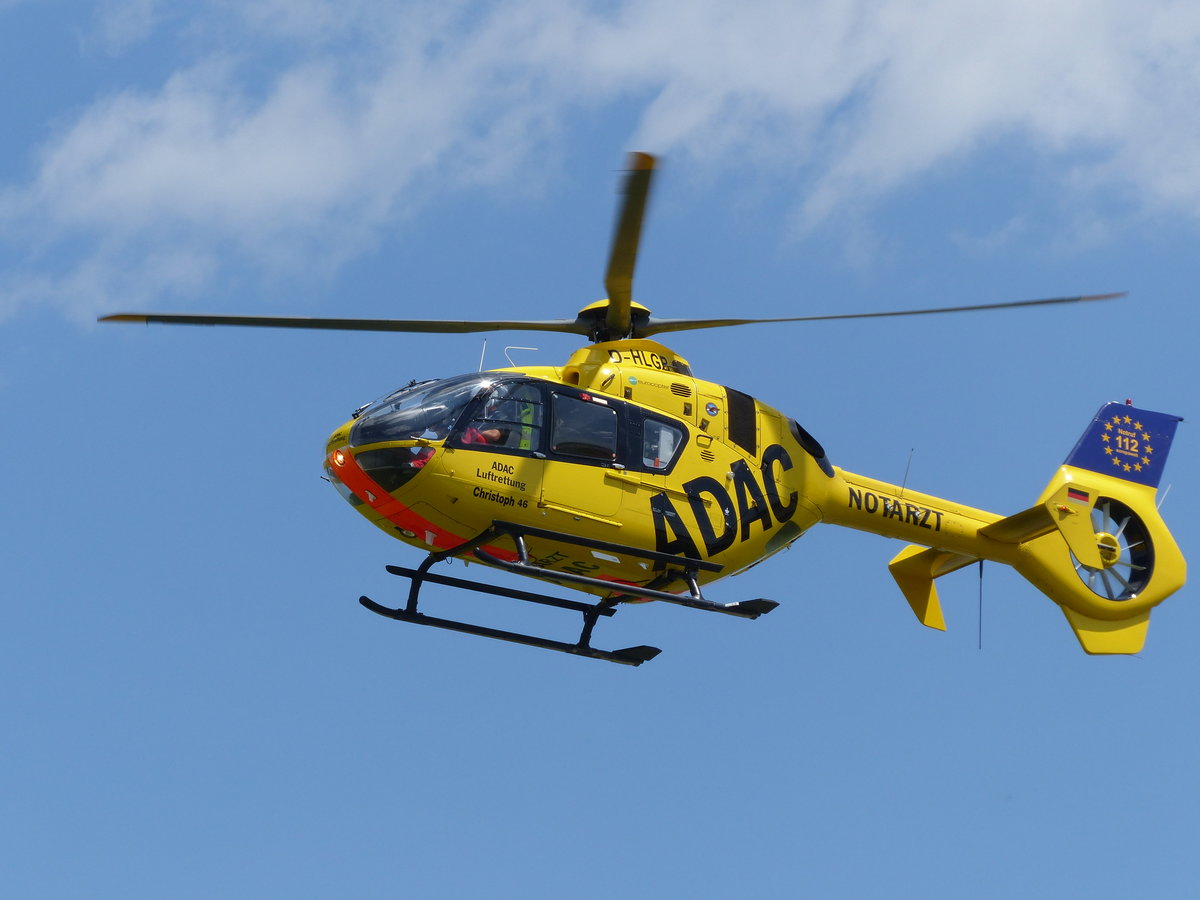 Der ADAC Rettungshubschrauber Christoph 46, D-HLGB, Eurpcopter EC 135 P2 vor der Landung in Gera (EDAJ) am 30.5.2019