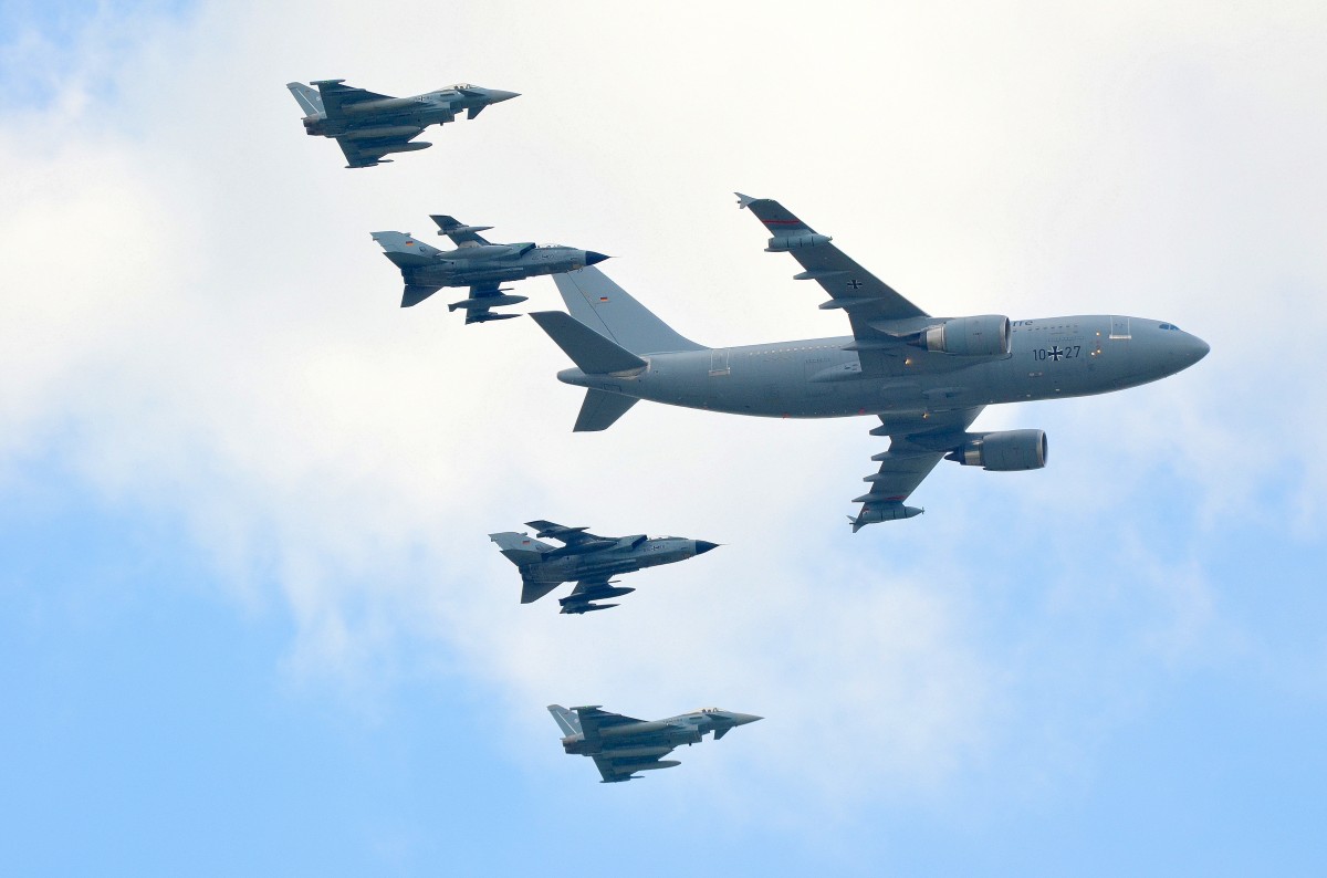 Der Airbus A310 MRTT 10+27 der Luftwaffe in Begleitung von zwei Tornados und zwei Eurofighter Typhoon im Überflug auf der ILA 2014 am 24.05.14