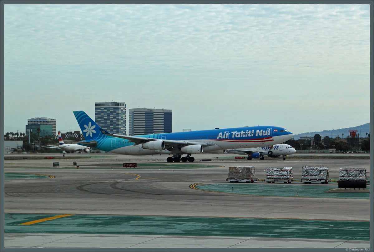Der Airbus A340-313 F-OSUN der Air Tahiti Nui startet am 29.10.2016 von Los Angeles nach Tahiti.