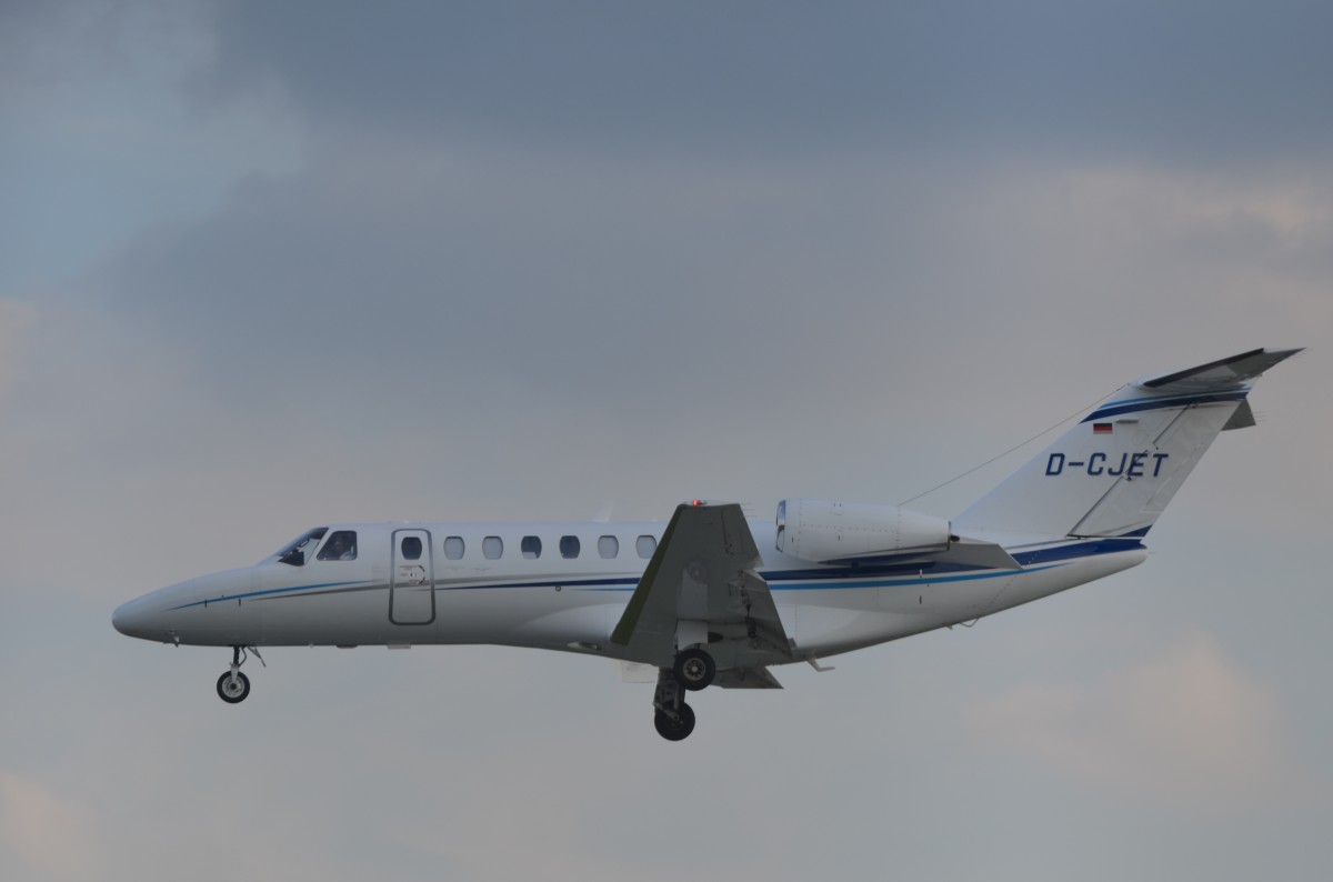 Der Cessna 525B CitationJet CJ3 D-CJET im Anflug auf Hamburg Fuhlsbüttel am 20.09.14
