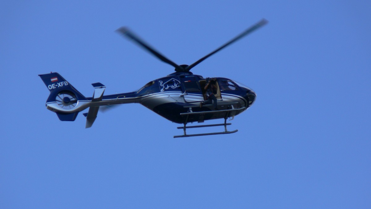 Der EC-135 OE-XFB von Red Bull beim berflug von Heppenheim am 18.07.2010