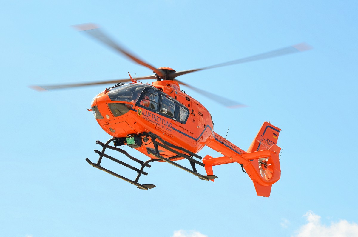 Der Eurocopter EC 135 D-HZSD beim 40 jhrigen Jubilum Luftrettung Hamburg am 24.08.13 aufgenommen am Bundeswehrkrankenhaus Wandsbek. 