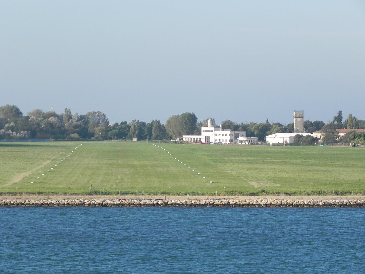 Der Flugplatz Venedig-Lido  Aeroporto Giovanni Nicelli  am 26.10.2014. Der Flugplatz, der lediglich eine knapp 1000m lange Graspiste besitzt, befindet sich auf dem Lido di Venezia und wurde nach dem italienischen Jagdflieger Giovanni Nicelli benannt.