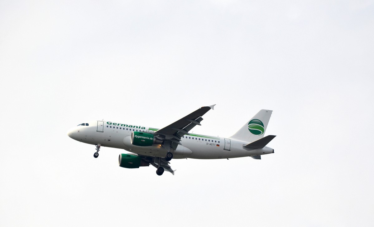 Der Germania Airbus A319 D-ASTT im Anflug auf Fuhlsbüttel über meinem Wohnhaus in Hamburg Poppenbüttel am 12.04.15