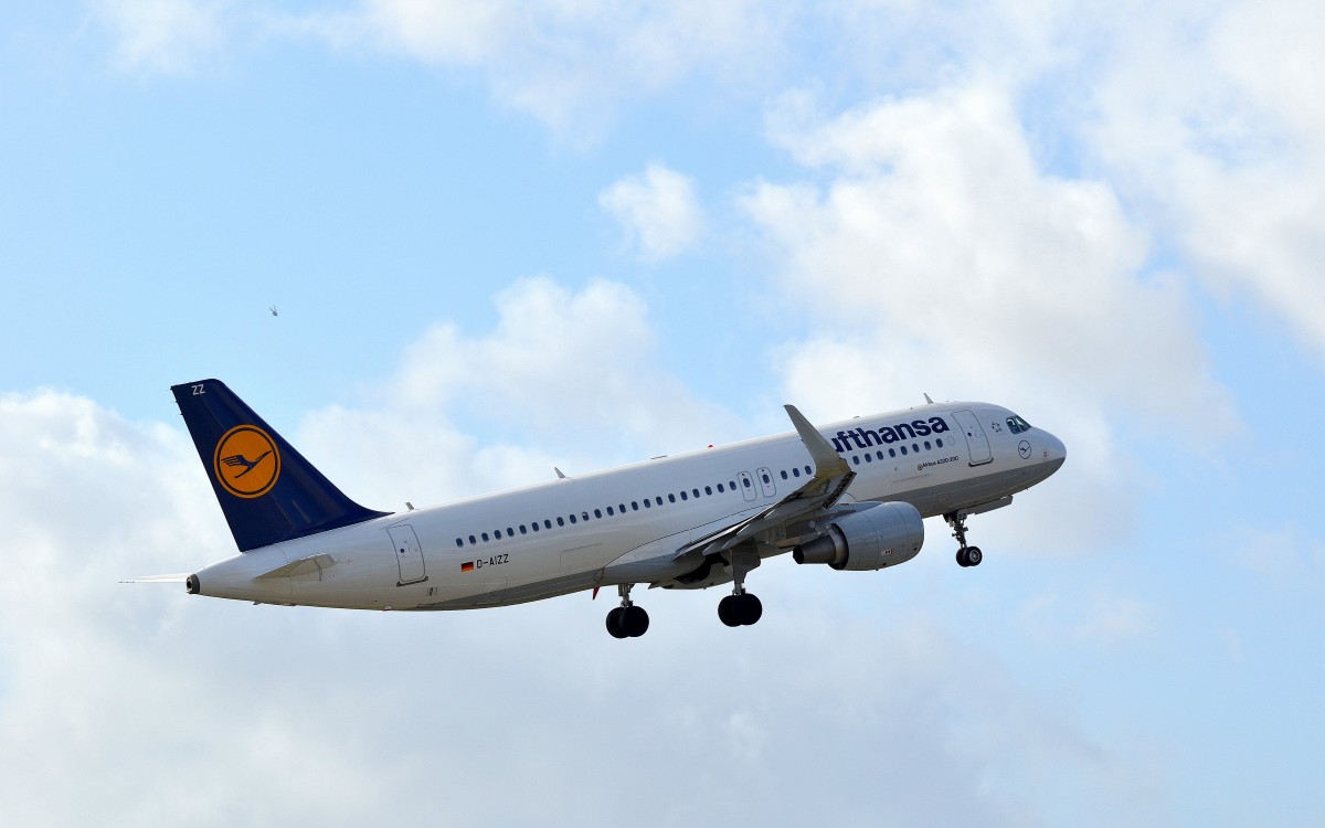 Der Lufthansa Airbus A320-200 D-AIZZ beim Start in Hamburg Fuhlsbüttel aufgenommen am 10.03.15