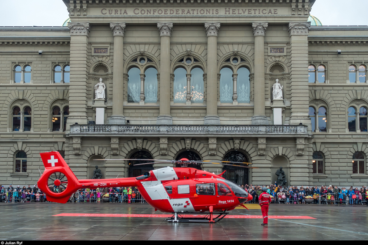 Der neue Helikopter der Schweizerischen Rettungsflugwacht REGA vom Typ H145 mit der Registrierung HB-ZQH wurde am 2. November 2018 auf dem Bundesplatz in Bern der interessierten Bevölkerung präsentiert. Kurz vor dem Start des Helikopters.