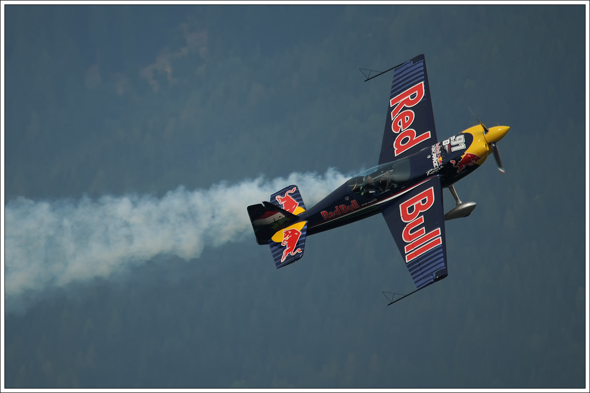 Der zweifache Kunstflug-Weltmeister und Europameister Peter Besenyei aus Ungarn mit seiner CORVUS CA-41 RACER (N806CR) am 3.9.2016 bei der Airpower16 in Zeltweg.