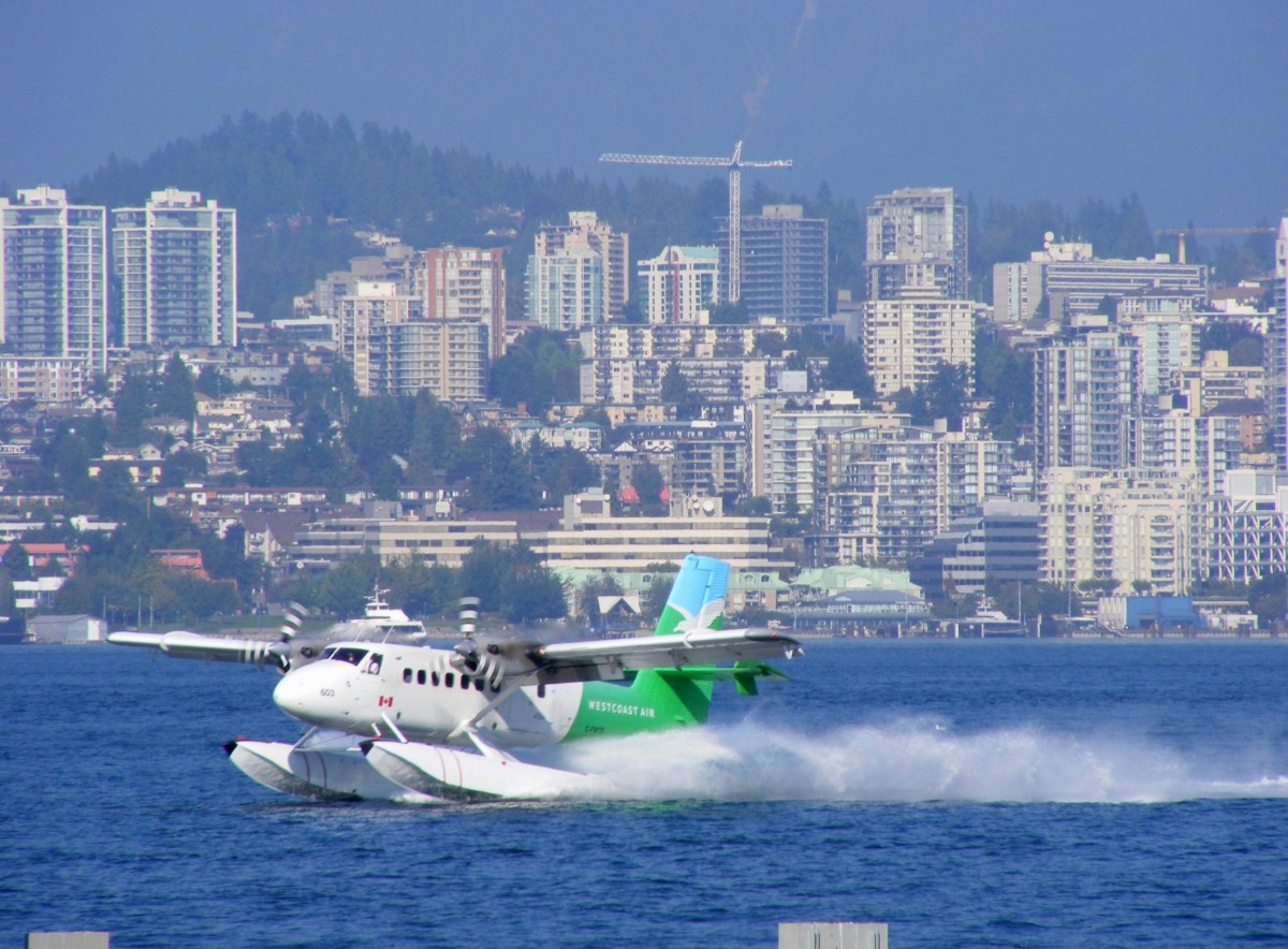 DHC-6 Twin Otter C-FWTE bei der Landung am Vancouver Harbour Airport (CXH) am 13.9.2013