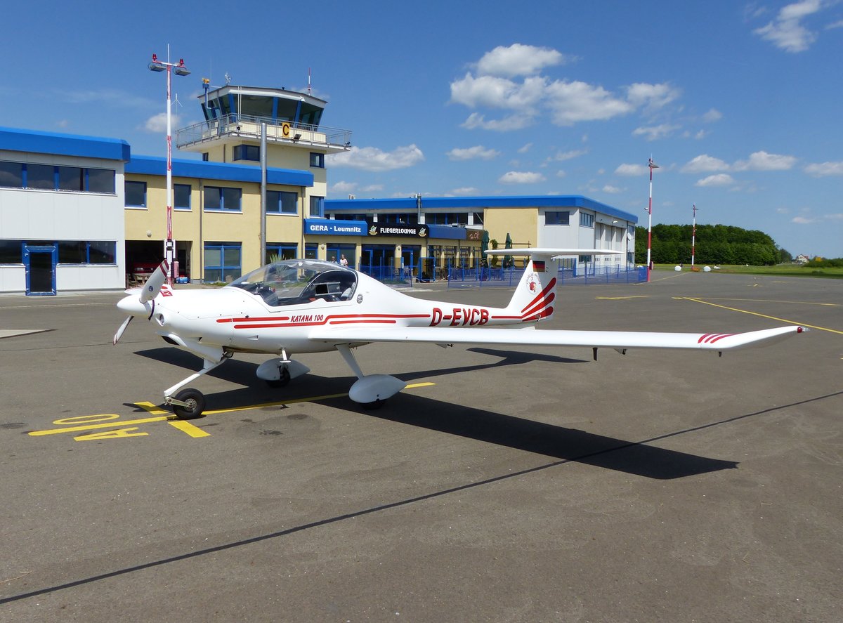 Diamond Aircraft DV 20 Katana, D-EVCB vor dem Tower in Gera (EDAJ) am 30.5.2019