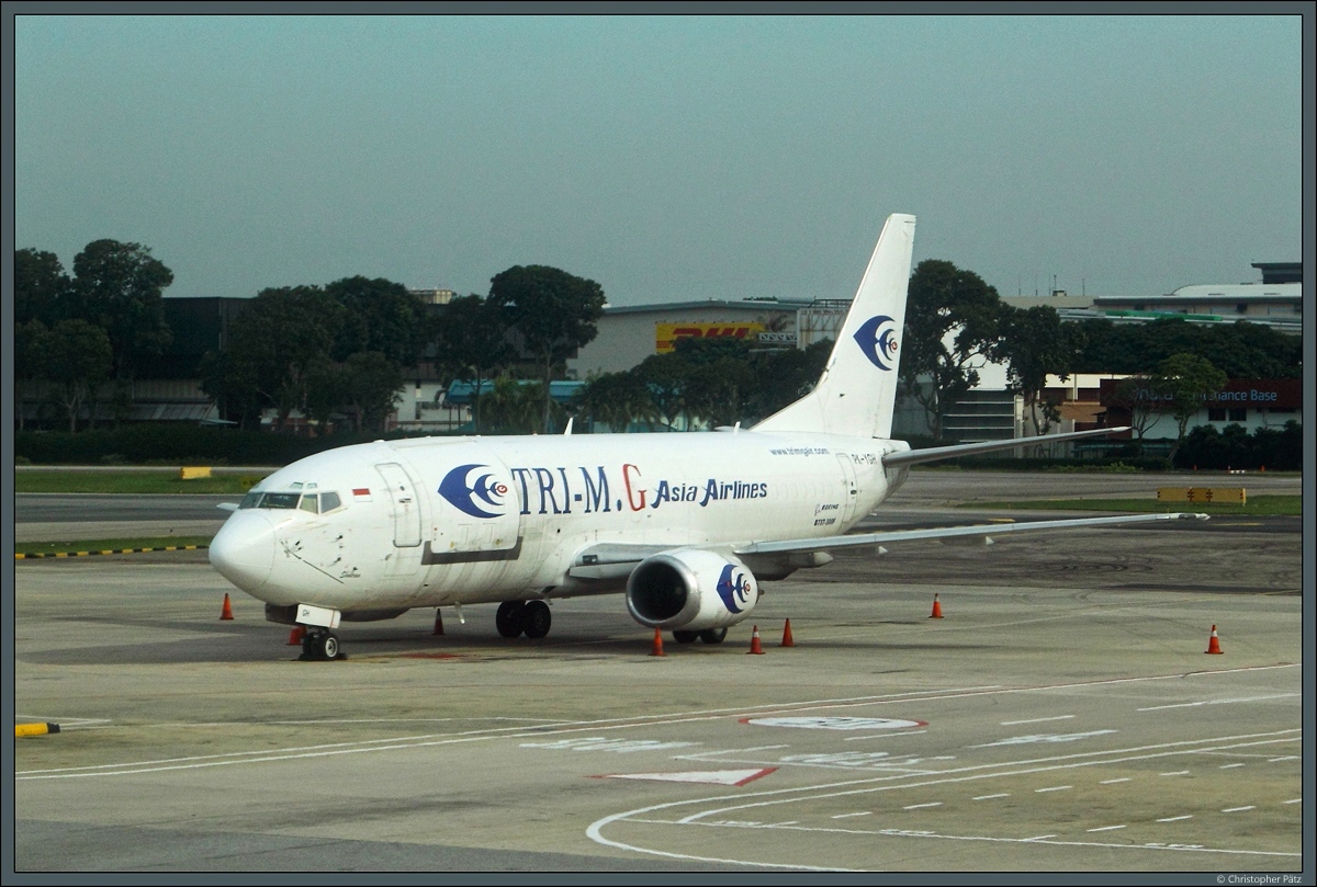 Die 1973 gegründete indonesische Frachtfluggesellschaft Tri-MG Intra Asia Airlines besitzt mehrere 737-300F. Auf dem Vorfeld des Flughafens Singapur-Changi konnte am 10.10.2016 die 1997 ausgelieferte PK-YGH angetroffen werden.
