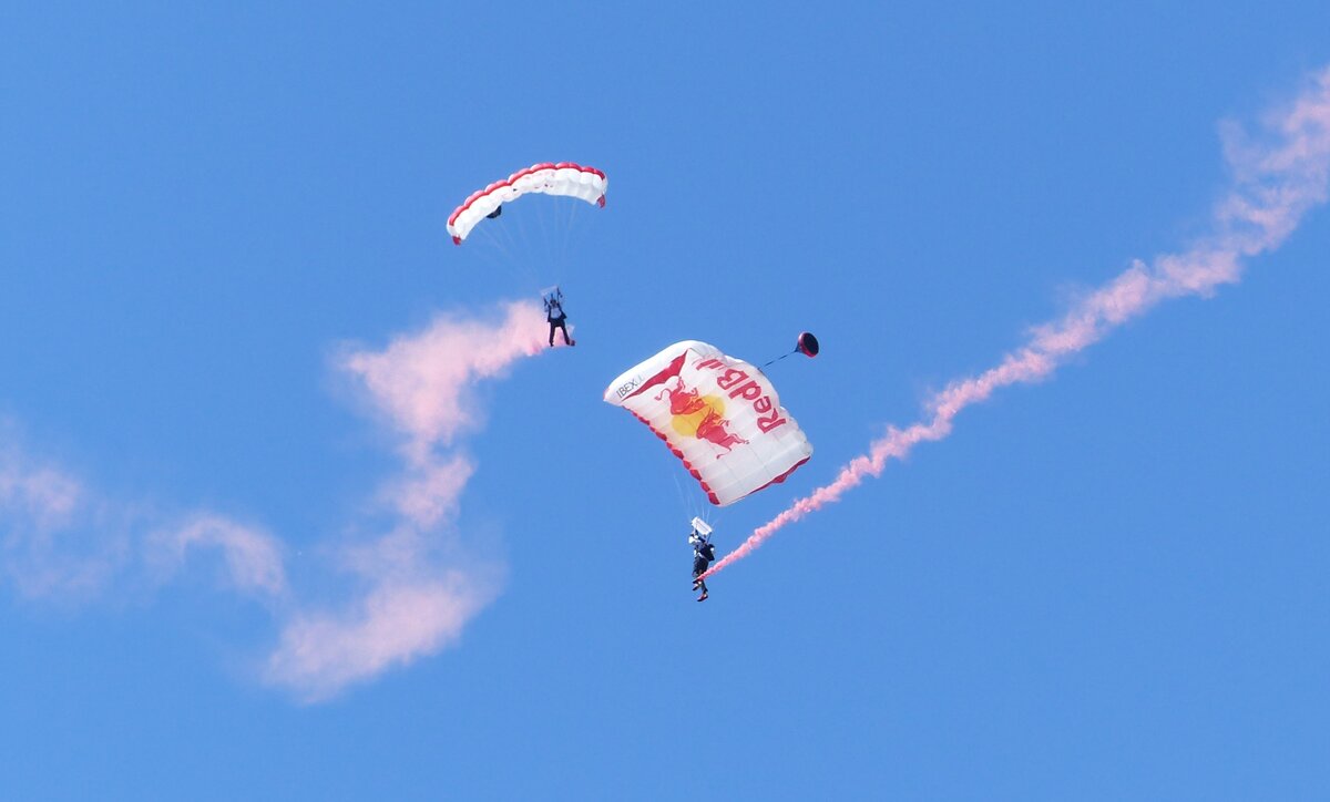 Die beiden Fallschirmspringer der Red Bull Air Force bei der Sun`n Fun Airshow am LakelandLinder Int. Airport am 18.4.2026