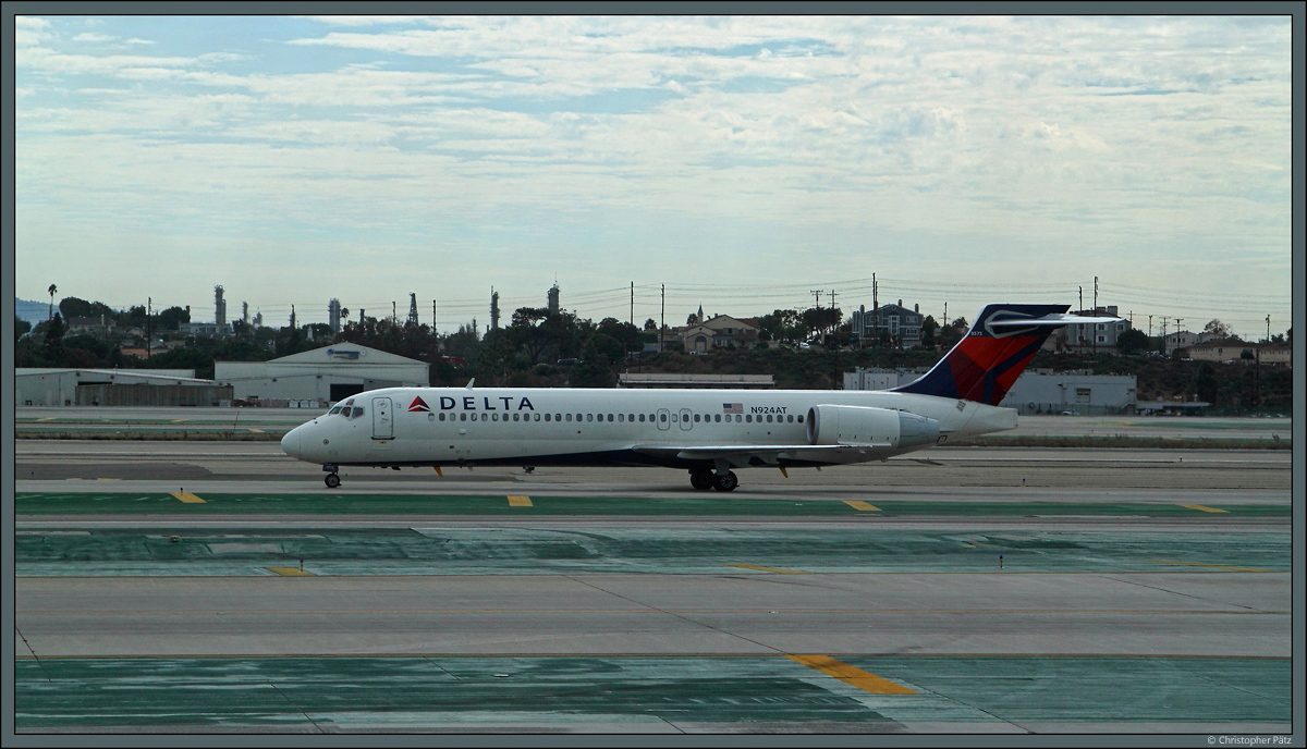 Die Boeing 717-231  N924AT der Delta Air Lines rollt am 29.10.2016 zur Startbahn am Los Angeles International Airport.