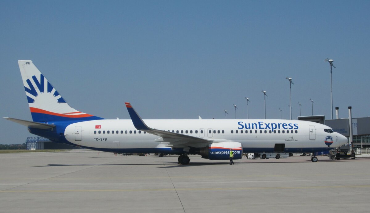Die Boeing 737-800 TC-SPB der Sun Express wird am 10.06.2023 auf dem Flughafen Leipzig/Halle abgefertigt.