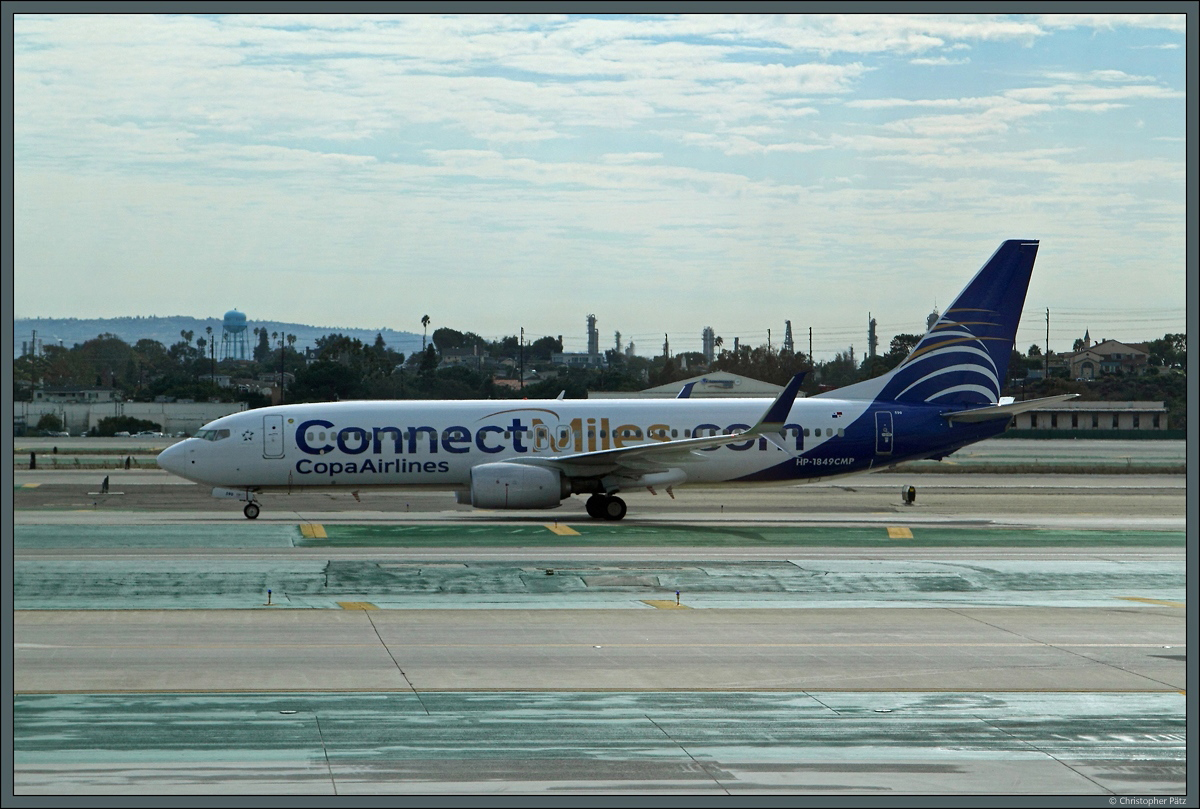 Die Boeing 737-8V3 HP-1849CMP der Copa Airlines macht Werbung für das unternehmenseigene Vielfliegerprogramm ConnectMiles. Am 29.10.2016 rollt die Maschine zur Startbahn des Los Angeles International Airport.