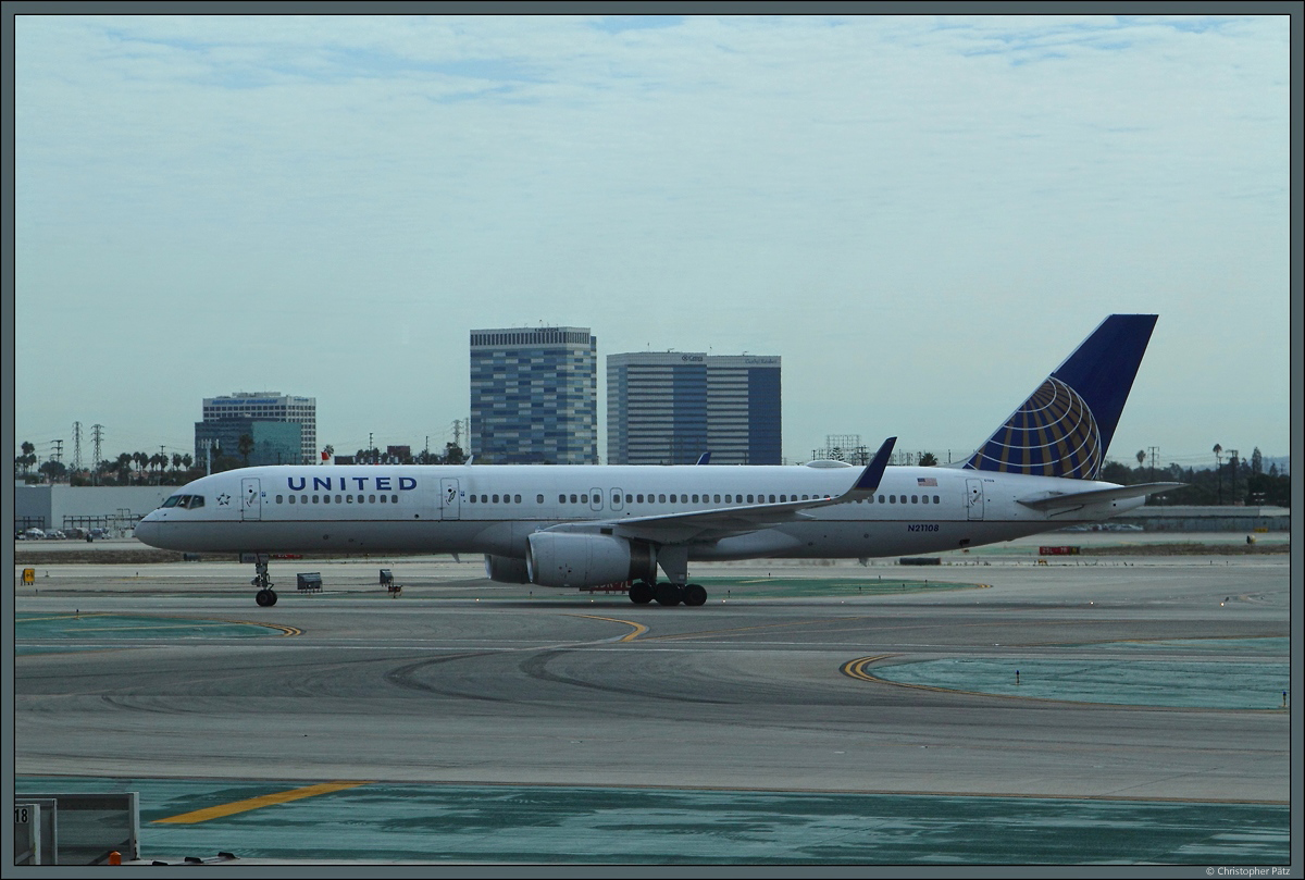 Die Boeing 757-224 N21108 der United Airlines rollt am 29.10.2016 zur Startbahn in Los Angeles.