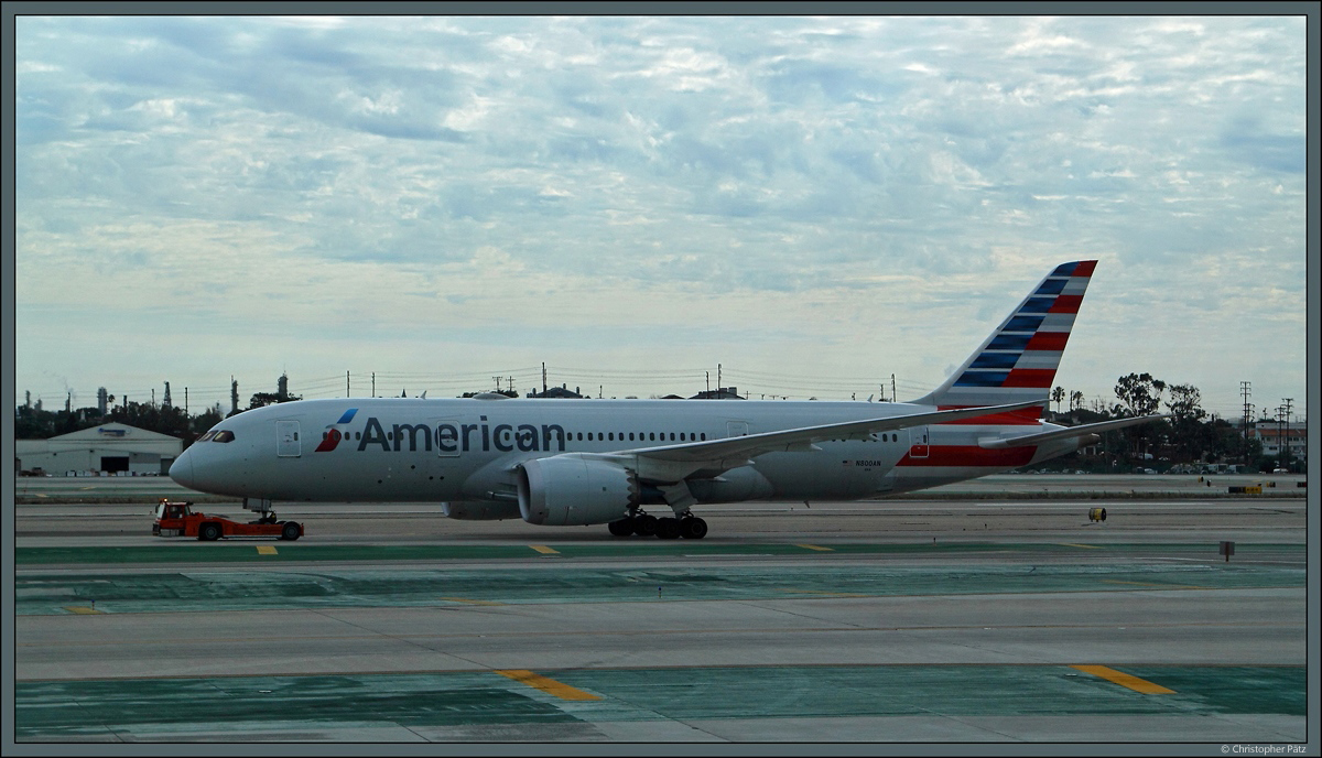 Die Boeing 787-8 N800AN der American Airlines wird am 29.10.2016 über das Vorfeld des Los Angeles International Airport geschleppt.