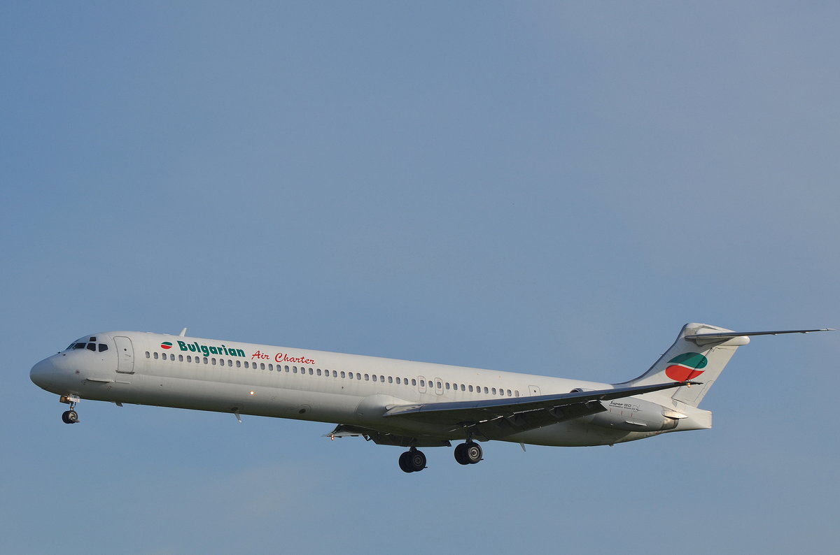 Die Bulgarian Air Charter McDonnell Douglas MD82 LZ-LDW kurz vor der Landung auf dem Airport Hamburg Helmut Schmidt am 06.07.17 