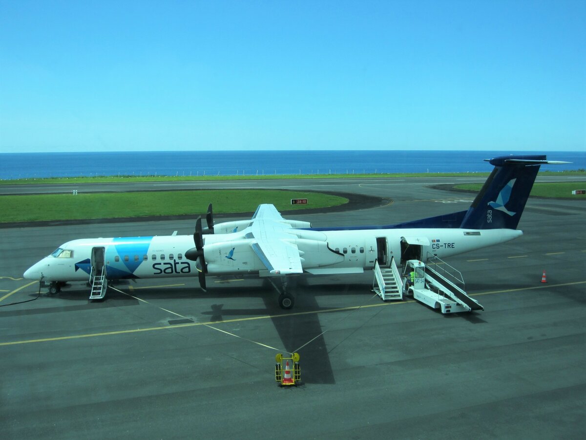 Die DHC-8-400 CS-TRE der SATA Air Azores am 26.07.2023 auf dem Flughafen Horta auf der Azoren-Insel Faial.