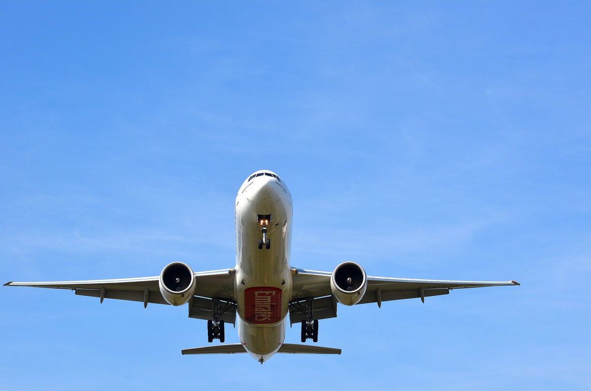 Die Emirates Boeing 777-300ER A6-EGD vor der Landung in Hamburg Fuhlsbüttel am 02.04.16