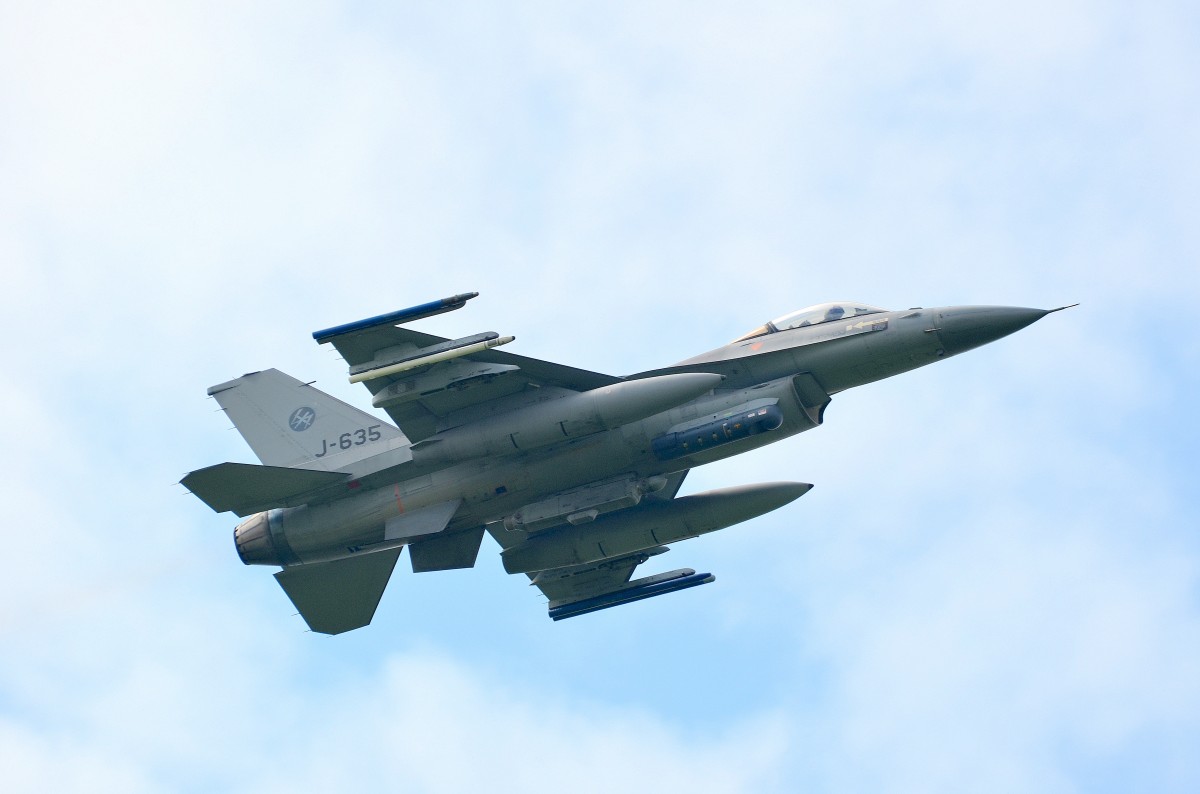Die F-16 J-635 nach dem Start vom Fliegerhorst in Jagel bei Schleswig aufgenommen am 19.05.14
