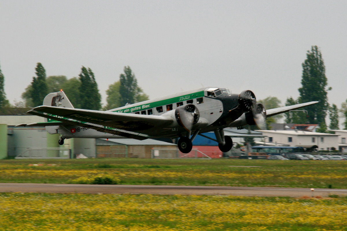Die JU-52 / 3mg4e HB-HOP der Schweizer Ju-Air (Baujahr 1939) beim Start vom Flugplatz St.Gallen-Altenrhein zu einem Rundflug über den Bodensee; 03.05.2014