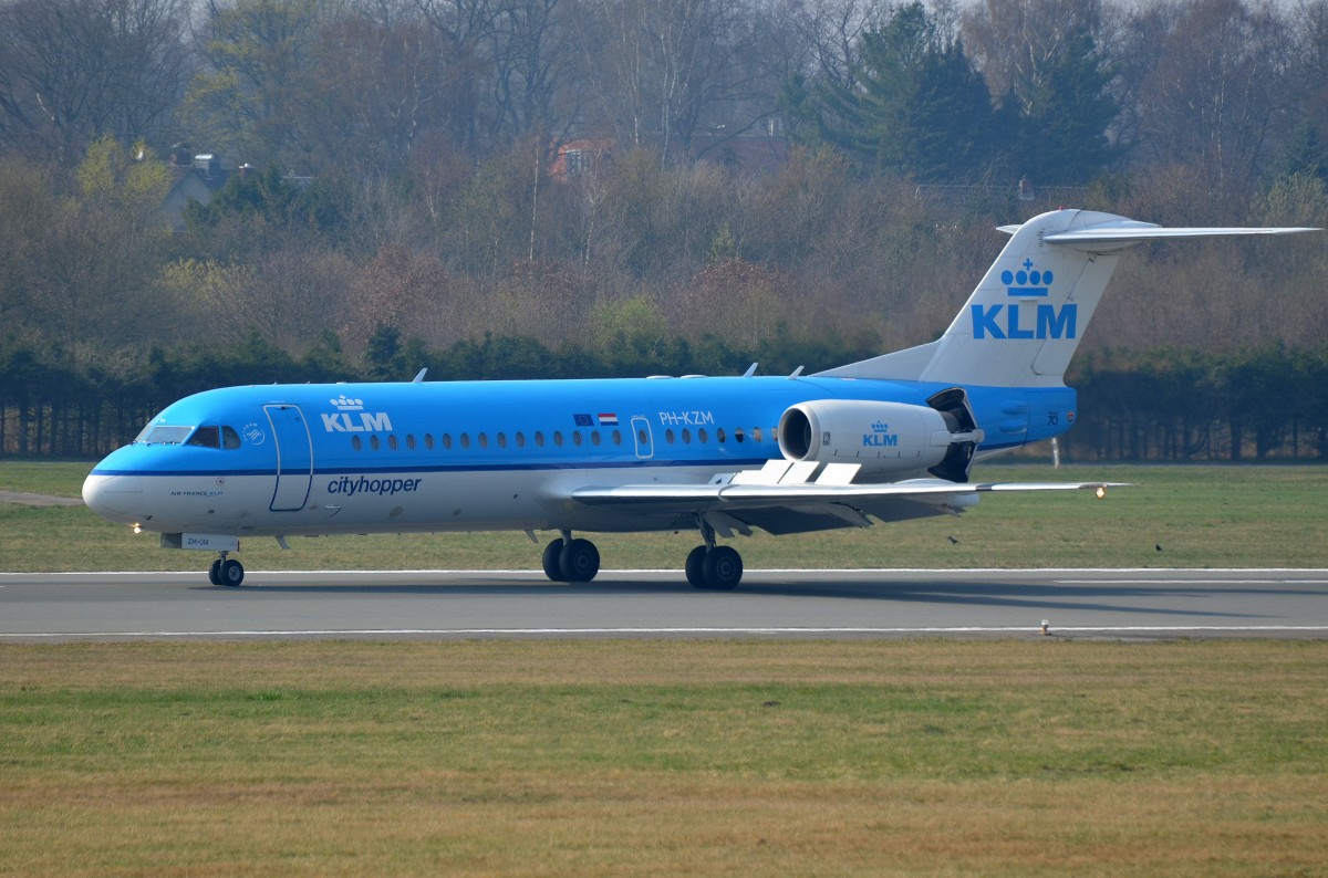 Die KLM-Cityhopper Fokker70 PH-KZM in Hamburg Fuhlsbüttel am 30.03.14