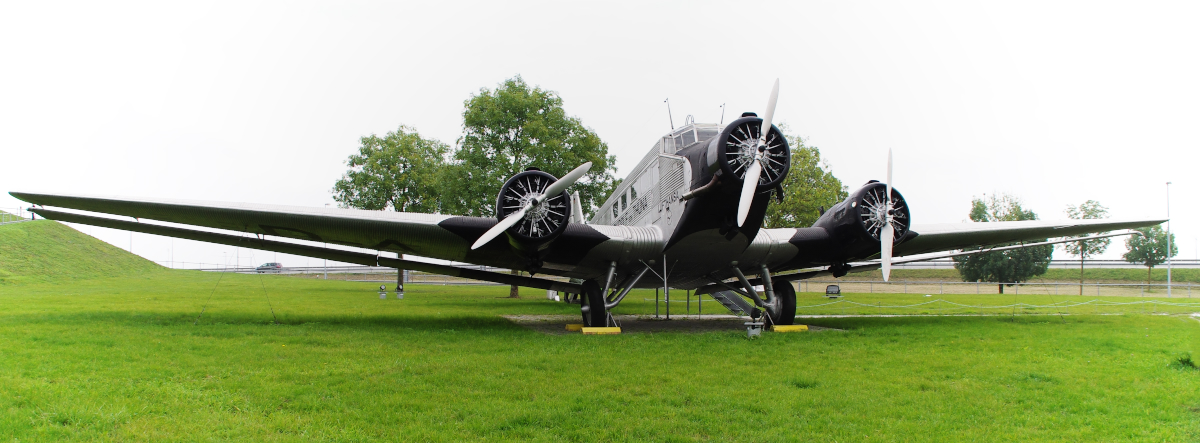 Die Lufthansa wählte die Junkers Ju 52/3m zu ihrem Standard-Flugzeugtyp und bestellte bereits im IV. Quartal 1932 die ersten elf Flugzeuge. 1938 wurden etwa 75 % des gesamten Luftverkehrs mit der Ju 52/3m ausgeführt. Besucherpark Flughafen München am 11.10.2014 