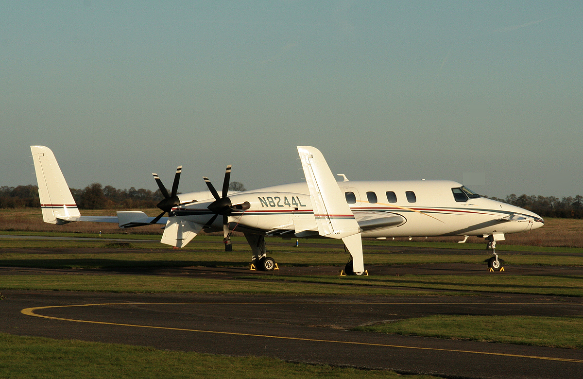 Die private Beech 2000A Starship N8244L am 31.10.2013 auf dem Flugplatz Strausberg