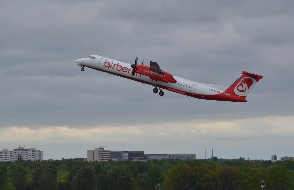 Die Q400 ein zweimotoriges Turboprop-Flugzeug hat gerade in  Berlin-Tegel am 10.05.15.  abgehoben.
