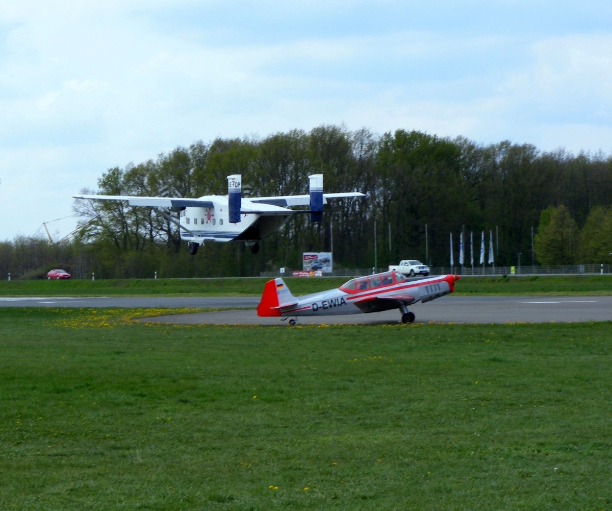 Die Skyvan OE-FDP landet nach dem Absetzen von 24 Fallschirmspringern und die Zlin 226 D-EWIA ist startbereit für einen Gästekunstfug. Gera (EDAJ) am 1.5.2015
