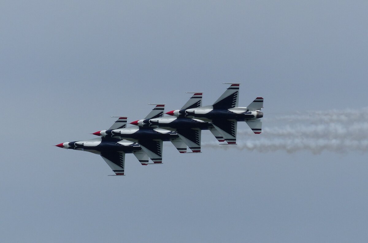 Die Thunderbirds der U.S. Air Force mit ihren F-16C Fighting Falcons waren ein H�hepunkt der Sun`n Fun Airshow 2026 am Lakeland-Linder Int. Airport (LAL/KLAL)