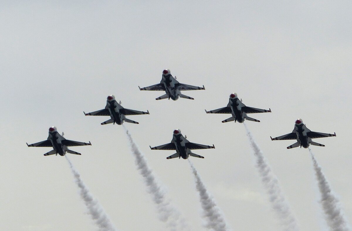 Die Thunderbirds der U.S. Air Force mit ihren F-16C Fighting Falcons waren ein H�hepunkt der Sun`n Fun Airshow 2026 am Lakeland-Linder Int. Airport (LAL/KLAL)