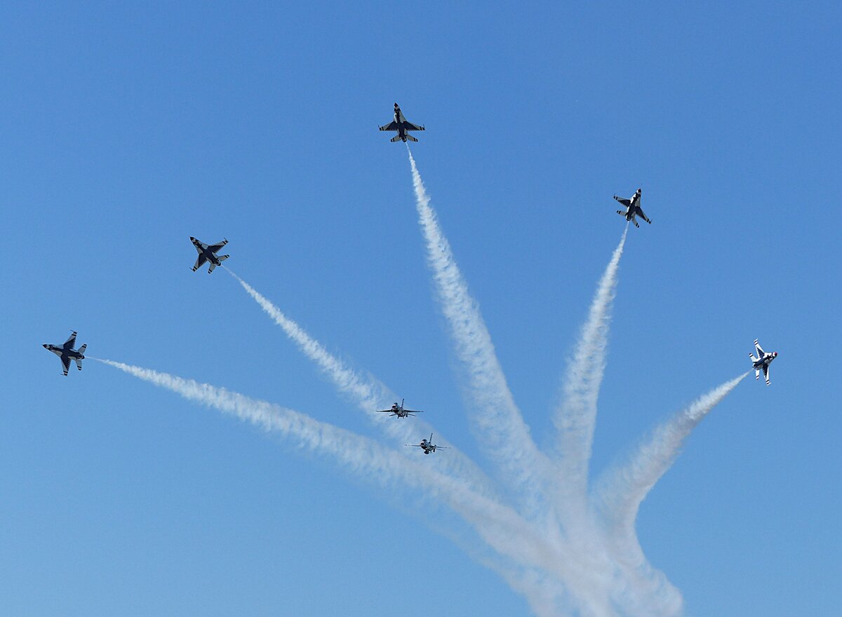 Die Thunderbirds der U.S. Air Force mit ihren F-16C Fighting Falcons waren ein H�hepunkt der Sun`n Fun Airshow 2026 am Lakeland-Linder Int. Airport (LAL/KLAL). Hier das Finale ihrer wahnsinns Darbietung.