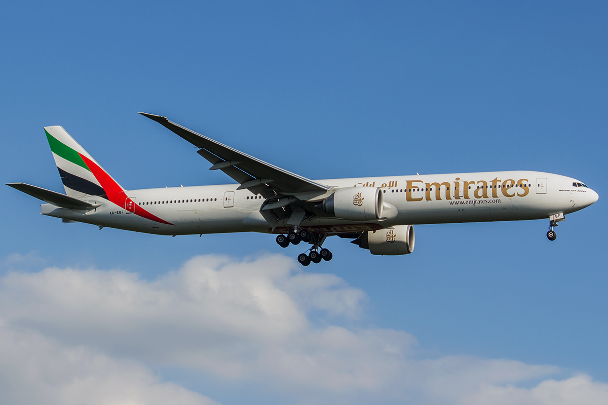 Die tripple seven von EK in Frankfurt beim final approach runway 25L
Flughafen Frankfurt, Emirates Boeing 777, A6-ABF aufgenommen am 21.06.2014